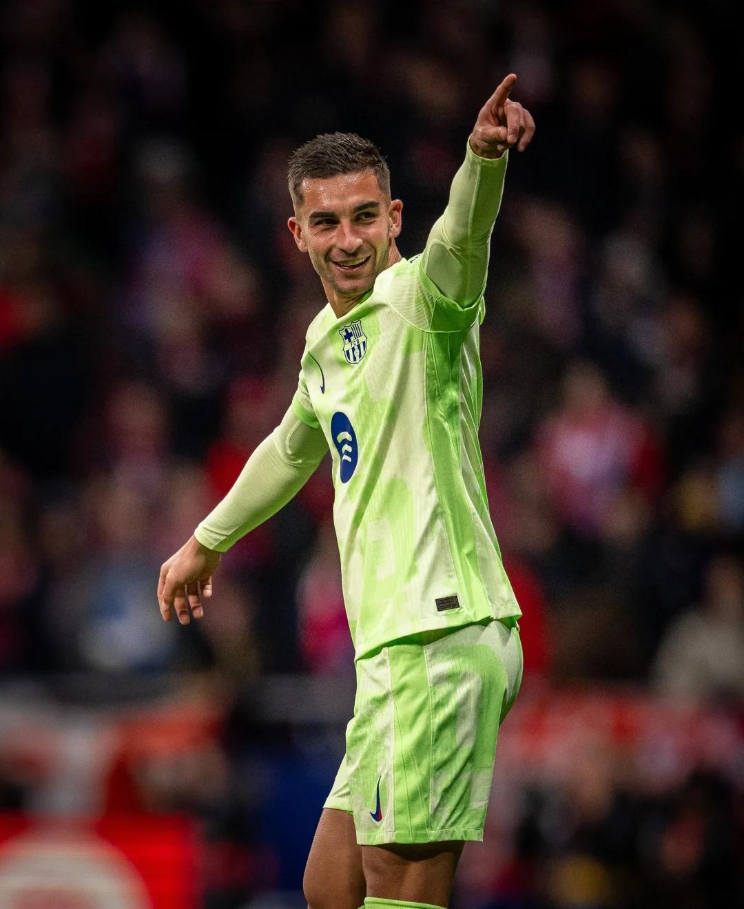 包含法国翻盘里昂，莱万完成帽子戏法的词条